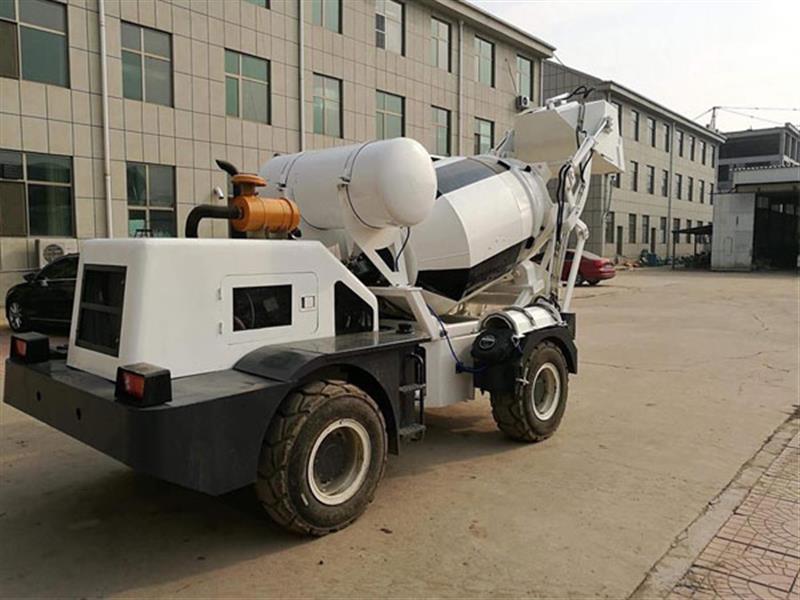 Xe trộn bê tông tự nạp nhiên liệu trung quốc 2.3 khối