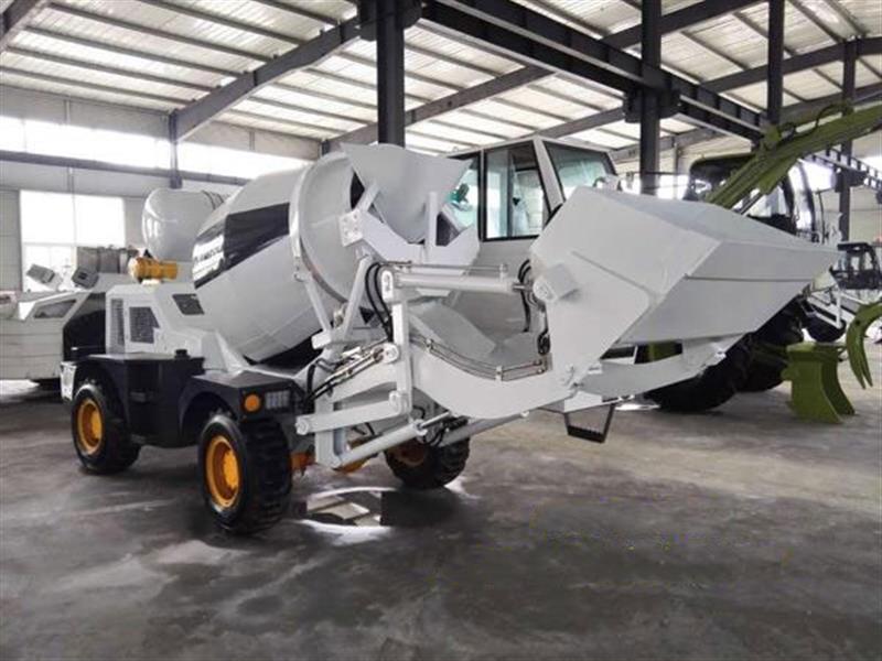 Xe trộn bê tông tự nạp nhiên liệu trung quốc 1.5 khối hiệu Zhongyue