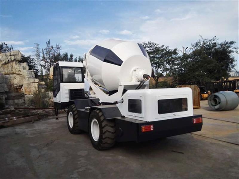 Xe trộn bê tông tự nạp nhiên liệu trung quốc 2.5 khối model LJ2500