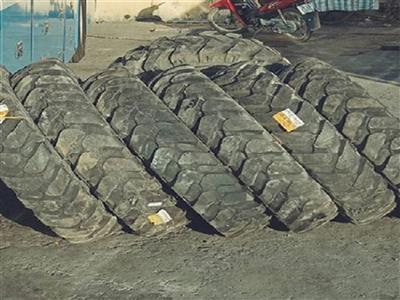Lốp 900-20 máy xúc đào 130,140