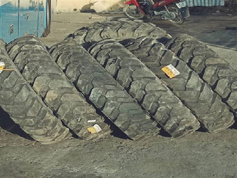 Lốp 900-20 máy xúc đào 130,140