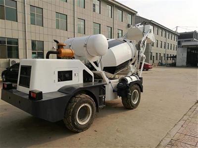 Xe trộn bê tông tự nạp nhiên liệu trung quốc 2.3 khối