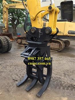 Lắp đặt bộ kẹp gắp gỗ cho máy xúc đào chuyên nghiệp