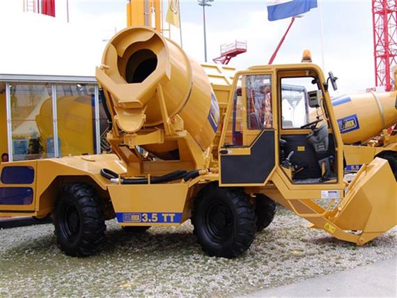 Xe trộn bê tông tự cấp liệu