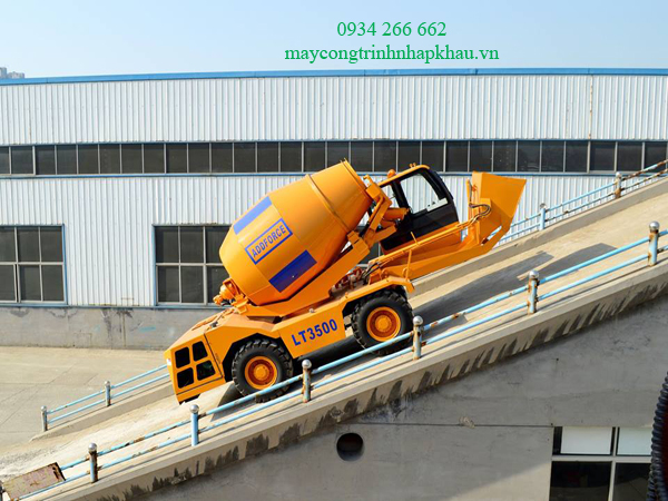 xe trộn tự nạp liệu leo dốc 30 độ